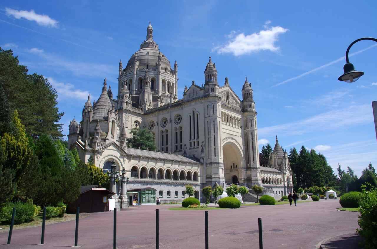 Basilique Sainte-Thérèse de Lisieux | Best Western Plus Le Moderne à Caen, hôtel 4 étoiles