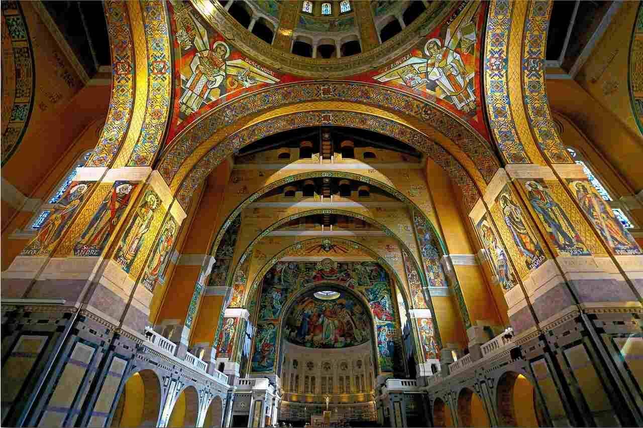 Basilique Sainte-Thérèse de Lisieux | Best Western Plus Le Moderne à Caen, hôtel 4 étoiles